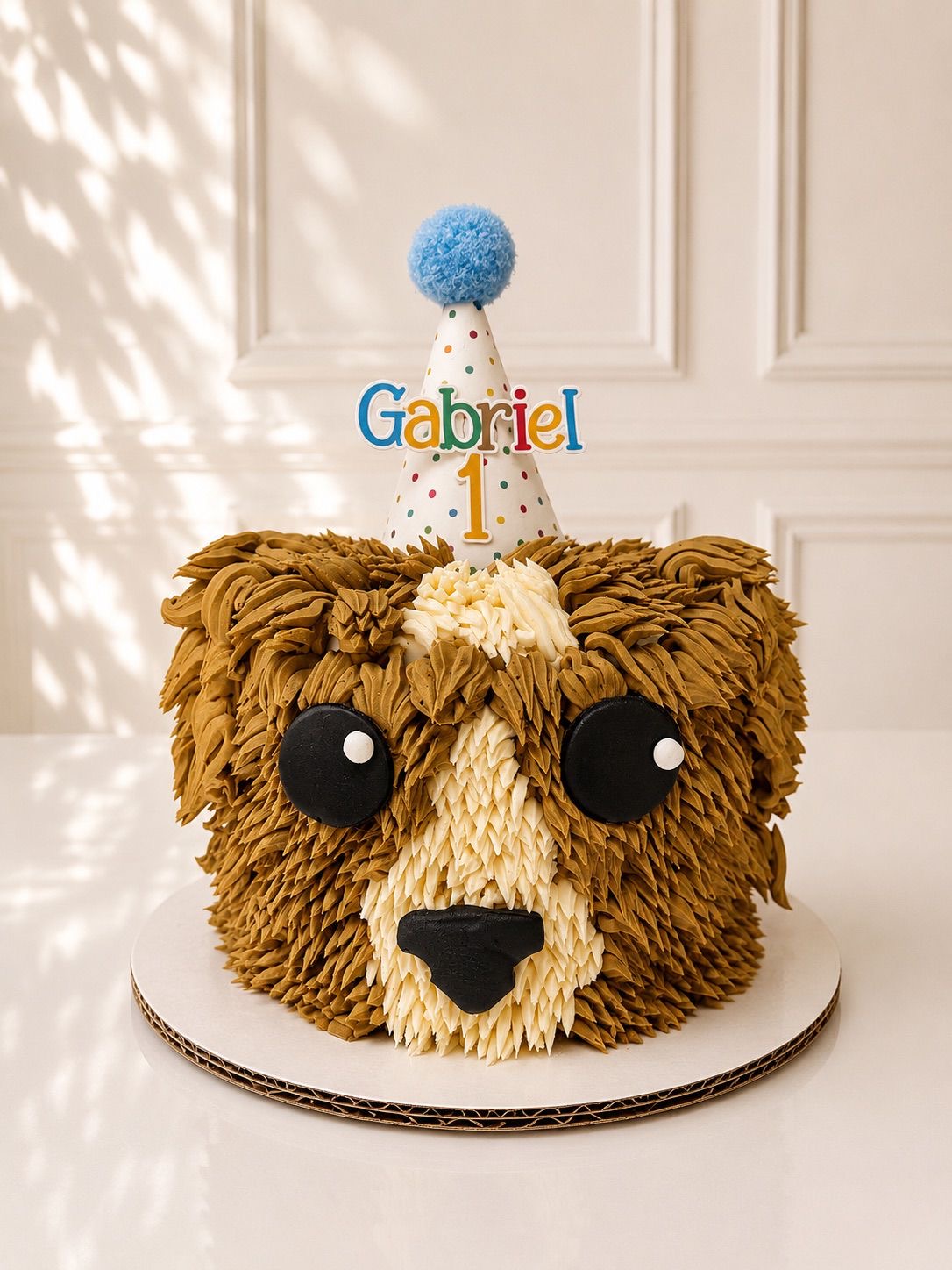 Pastel escultórico de buttercream con forma de osito