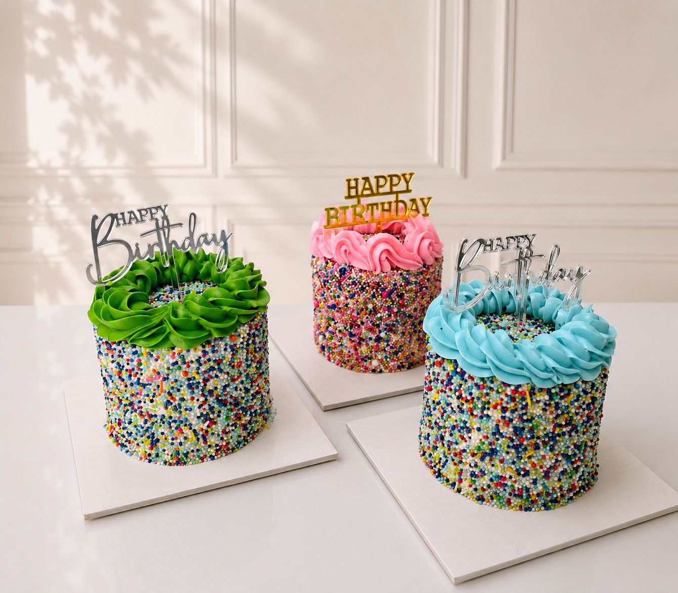 Pastel de sprinkles con topper dorado Happy Birthday